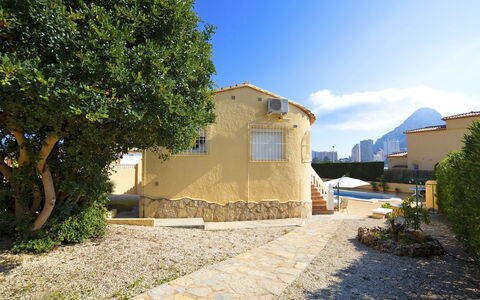 Nina Rose: Eigendom, Huis,  Dorf\, Lucht, Muur, Gebouw, Architectuur, Onroerend Goed, Boom, Huis