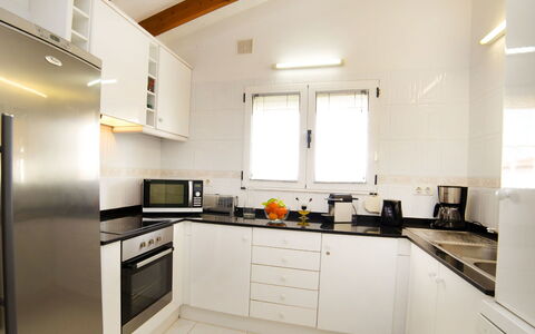 Nina Rose: Eigendom, Kamer, Countertop, Keuken, Meubilair, Cabinetry, Interieur Ontwerp, Gebouw, Huis, Plafond