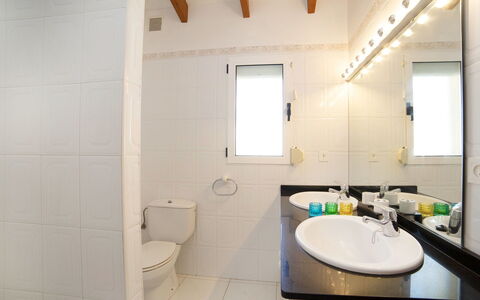 Nina Rose: Badkamer, Eigendom, Kamer, Interieur Ontwerp, Wastafel, Gebouw, Architectuur, Tegel, Huis, Muur