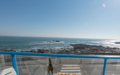 Hoédic: Water, Lucht, Dag, Tableware, Blauw, Zwemwater, Kust En Oceanic Landvormen, Horizon, Wolk, Tafel