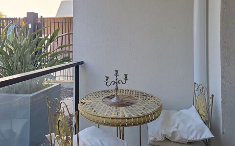 Fréjus 853: Meubilair, Balkon, Stoel, Glas, Schaduw, Kamerplant, Buitenmeubels, Koffietafel, Hek, Daylighting