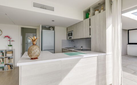 Fréjus 853: Eigendom, Kamer, Interieur Ontwerp, Plafond, Verdieping, Meubilair, Countertop, Huis, Gebouw, Architectuur