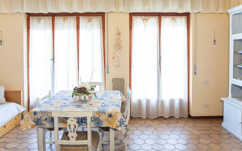 Eveten Apartments - Diano Marina: Kamer, Meubilair, Eigendom, Slaapkamer, Interieur Ontwerp, Verdieping, Gordijn, Huis, Bed, Muur
