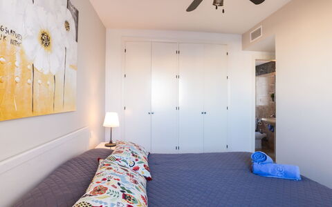 Reina Sofia Ii: Slaapkamer, Kamer, Bed, Eigendom, Meubilair, Laken, Interieur Ontwerp, Bed Frame, Plafond, Gebouw