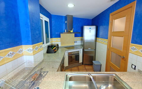 Playasol 1: Kamer, Eigendom, Interieur Ontwerp, Gebouw, Huis, Geel, Onroerend Goed, Meubilair, Badkamer, Verdieping