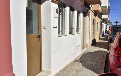 Caseta Blanqueta: Gebouw, Interieur Ontwerp, Venster, Hout, Verdieping, Muur, Flooring, Automotive Buiten, Deur, Voertuig