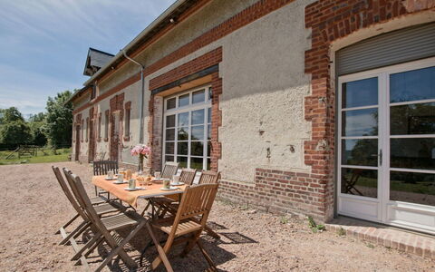 Les Écuries de Callenville: Lucht, Meubilair, Venster, Dag, Eigendom, Tafel, Gebouw, Hout, Architectuur, Buitenmeubels