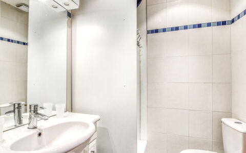 Asfeld: Loodgieterswerkinrichting, Eigendom, Wastafel, Fotograaf, Spiegel, Wit, Blauw, Badkamer, Kraan, Zwart