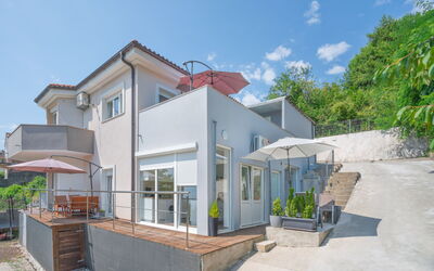 Opatija Ičići 316: Fabriek, Lucht, Gebouw, Eigendom, Venster, Wolk, Huis, Land Lot, Deur, Stedelijk Ontwerp