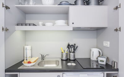 Camping Galeb 200.1: Kamer, Wit, Stellingen, Dishware, Serveware, Gootsteen, Keuken, Plank, Loodgieterswerkinrichting