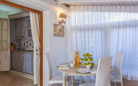 Stella Marina: Kamer, Eigendom, Gordijn, Interieur Ontwerp, Eetkamer, Meubilair, Plafond, Gebouw, Geel, Venster Behandeling