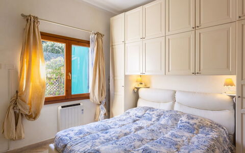 Stella Marina: Slaapkamer, Meubilair, Bed, Kamer, Eigendom, Laken, Bedding, Interieur Ontwerp, Bed Frame, Matras