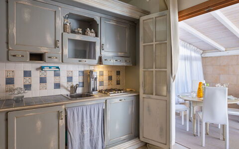 Stella Marina: Countertop, Kamer, Cabinetry, Meubilair, Eigendom, Keuken, Interieur Ontwerp, Gebouw, Geel, Plafond