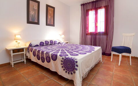 Vicent: Slaapkamer, Kamer, Bed, Meubilair, Eigendom, Verdieping, Bed Frame, Laken, Interieur Ontwerp, Purper