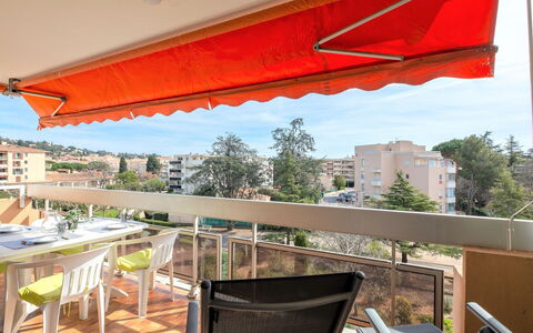 Sainte Maxime 455: Lucht, Eigendom, Meubilair, Tafel, Gebouw, Stoel, Schaduw, Fabriek, Buitenmeubels, Boom
