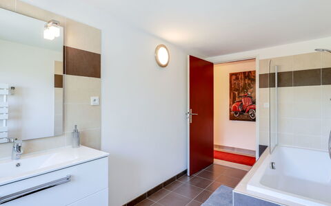 Les Toscanes: Spiegel, Eigendom, Badkamerkast, Cabinetry, Loodgieterswerkinrichting, Kraan, Wastafel, Gebouw, Badkamer, Deur