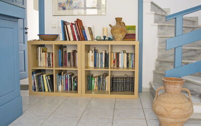 Psari Forada 1: Stellingen, Plank, Boekenkast, Meubilair, Verdieping, Kamer, Flooring, Gebouw, Interieur Ontwerp, Hout