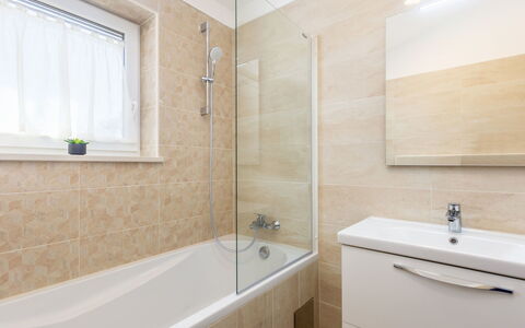 Roko: Bad, Loodgieterswerkinrichting, Eigendom, Kraan, Fabriek, Badkamer, Gebouw, Venster, Douche
