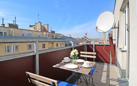 Vienna Waits for You: Eigendom, Appartement, Dak, Gebouw, Kamer, Onroerend Goed, Balkon, Lucht, Huis, Waterweg
