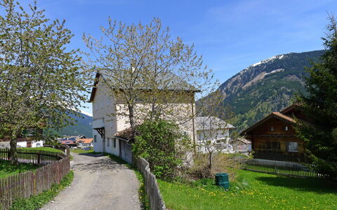 Feu de Joie: Natuurlijk Landschap, Eigendom, Huis, Berg, Boom,  Dorf\, Verblijf, Landelijk Gebied, Lucht, De Lente