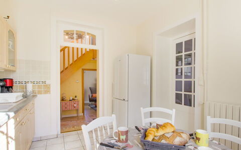 Le Petit Biyou: Tafel, Voedsel, Cabinetry, Stoel, Tableware, Hout, Verlichting, Oranje, Verdieping, Flooring