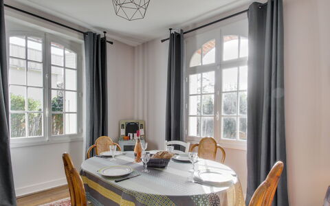 Le Petit Biyou: Tafel, Meubilair, Eigendom, Venster, Stoel, Hout, Gebouw, Verlichting, Interieur Ontwerp
