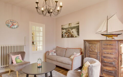 Le Petit Biyou: Meubilair, Eigendom, Bankstel, Fotolijst, Verlichting, Tafel, Stoel, Interieur Ontwerp, Woonkamer, Huis