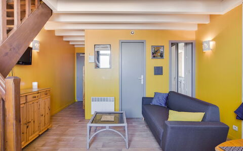Le Patio: Eigendom, Bankstel, Interieur Ontwerp, Hout, Deur, Geel, Flooring, Fotolijst, Hal, Woonkamer
