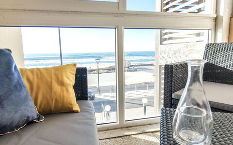 Le Patio: Meubilair, Water, Lucht, Eigendom, Gebouw, Comfort, Venster, Azure, Blauw, Stoel