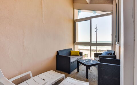 Le Patio: Meubilair, Eigendom, Tafel, Bankstel, Verlichting, Architectuur, Interieur Ontwerp, Stoel, Flooring, Verdieping