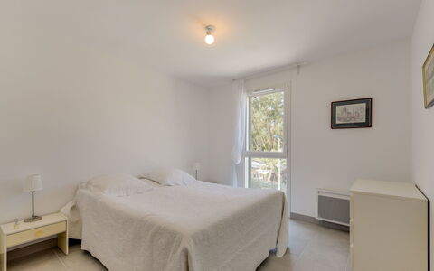 79 Bay: Slaapkamer, Meubilair, Kamer, Bed, Eigendom, Verdieping, Laken, Bedding, Bed Frame, Muur