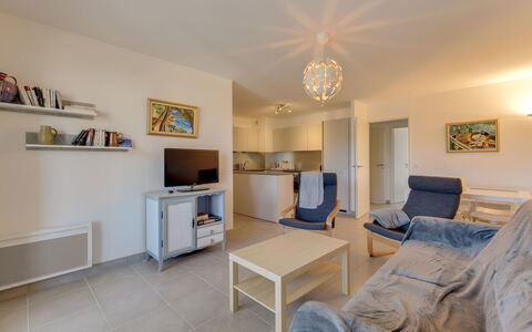 79 Bay: Eigendom, Kamer, Meubilair, Verdieping, Interieur Ontwerp, Plafond, Woonkamer, Gebouw, Onroerend Goed, Geel