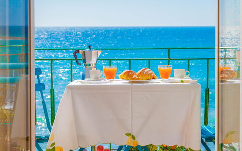 Il Balcone Sul Prino - Imperia: Water, Tableware, Tafel, Meubilair, Blauw, Tafelkleed, Azure, Lucht, Textiel, Stoel