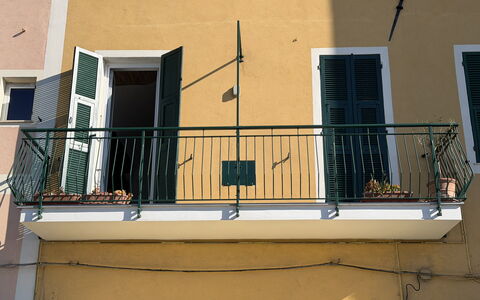 Il Balcone Sul Prino - Imperia: Muur, Leuning, Balkon, Samengesteld Materiaal, Ijzer, Metaal, Baluster, Glas, Verf
