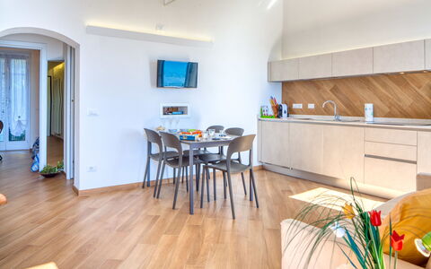 Il Balcone Sul Prino - Imperia: Kamer, Eigendom, Meubilair, Verdieping, Gebouw, Interieur Ontwerp, Houten Vloer, Huis, Keuken, Onroerend Goed