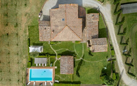 Borgo Gerlino: Groen, Eigendom, Architectuur, Huis, Schaalmodel, Landgoed, Gebouw, Luchtfotografie, Land Lot, Gras
