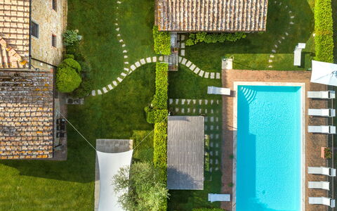Borgo Gerlino: Groen, Gras, Boom, Kamer, Architectuur, Fabriek, Huis, Stedelijk Ontwerp, Backyard, Huis