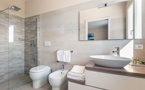 Villa Le Terme: Badkamer, Eigendom, Kamer, Kraan, Tegel, Interieur Ontwerp, Verdieping, Muur, Loodgieterswerkinrichting, Architectuur