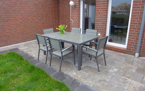 Nilles: Meubilair, Tafel, Gebouw, Stoel, Fabriek, Buitentafel, Weg Oppervlak, Venster, Steen, Buitenmeubels