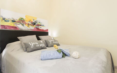 Canigó: Slaapkamer, Bed, Meubilair, Laken, Kamer, Eigendom, Bedding, Muur, Interieur Ontwerp, Bed Frame