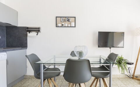 Canigó: Meubilair, Kamer, Eigendom, Interieur Ontwerp, Tafel, Stoel, Gebouw, Huis, Eetkamer, Verdieping