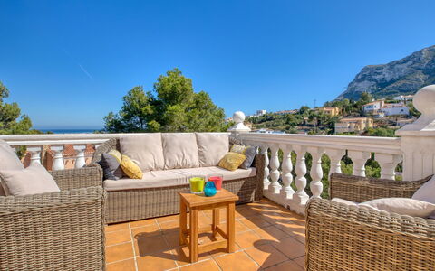 Chill Out: Eigendom, Meubilair, Onroerend Goed, Kamer, Wicker, Huis, Huis, Tafel, Gebouw, Patio