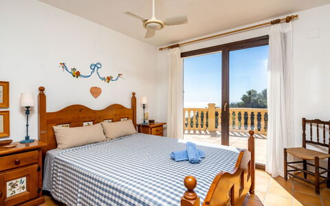 Villa Casablanca: Slaapkamer, Kamer, Meubilair, Eigendom, Bed, Laken, Bed Frame, Muur, Gebouw, Interieur Ontwerp