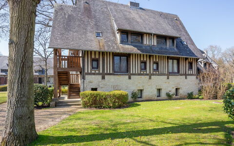 Les Hauts de Deauville: Fabriek, Lucht, Gebouw, Eigendom, Venster, Boom, Huis, Gras, Land Lot, Verblijf