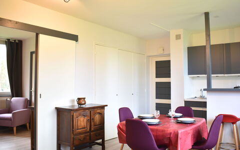 Les Hauts de Deauville: Meubilair, Tafel, Eigendom, Stoel, Gebouw, Hout, Interieur Ontwerp, Verlichting, Deur, Verdieping