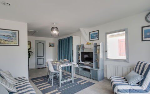 Les Genêts: Fotolijst, Meubilair, Bankstel, Blauw, Azure, Hout, Tafel, Woonkamer, Interieur Ontwerp