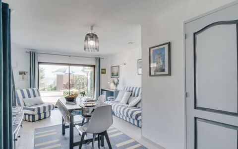 Les Genêts: Fotolijst, Eigendom, Meubilair, Tafel, Stoel, Verlichting, Hout, Interieur Ontwerp, Flooring, Verdieping