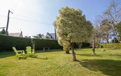 Les Genêts: Boom, Gras, Groen, Lucht, Eigendom, Land Lot, Gazon, De Lente, Grassenfamilie, Huis