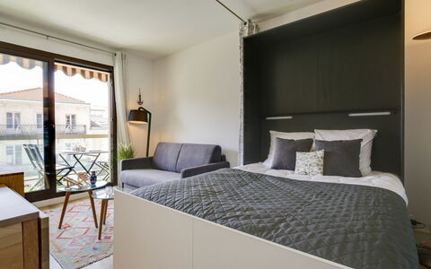 Sun Beach: Slaapkamer, Meubilair, Bed, Kamer, Eigendom, Interieur Ontwerp, Gebouw, Bed Frame, Laken, Huis