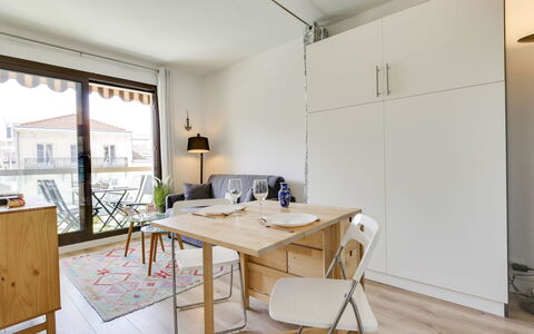 Sun Beach: Eigendom, Kamer, Meubilair, Interieur Ontwerp, Gebouw, Onroerend Goed, Huis, Tafel, Geel, Verdieping